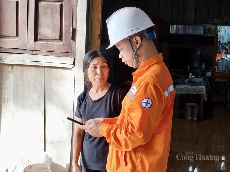 Anh Phạm Đức Toàn, nhân viên kỹ thuật Đội Quản lý Điện lực khu vực Bum Tở hướng dẫn bà con trong bản cập nhật thông tin về sử dụng điện qua điện thoại.