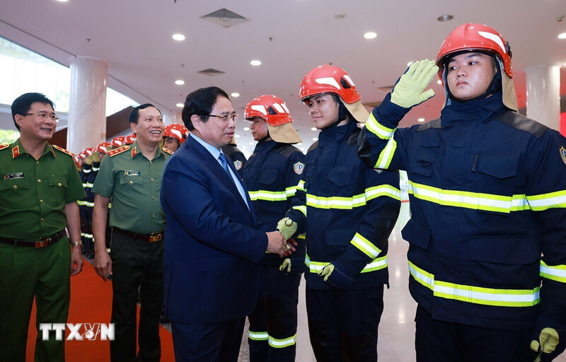 Thủ tướng Phạm Minh Chính với lực lượng phòng cháy, chữa cháy, cứu nạn, cứu hộ tham dự diễn đàn  - (Ảnh: Dương Giang/TTXVN)
