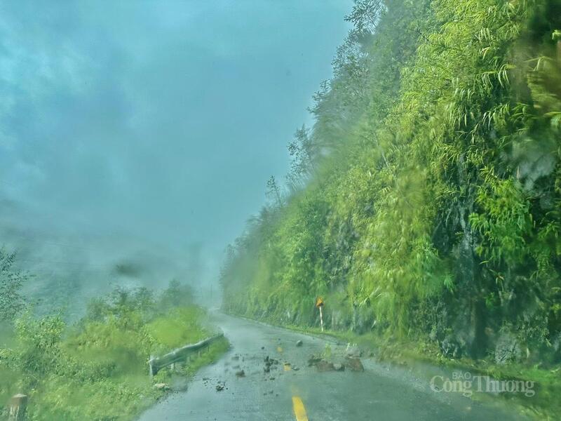Con đường từ trung tâm tỉnh Lai Châu vào tới xã Bum Tở hơn 100km như thử thách sức bền lòng của bất kỳ ai.
