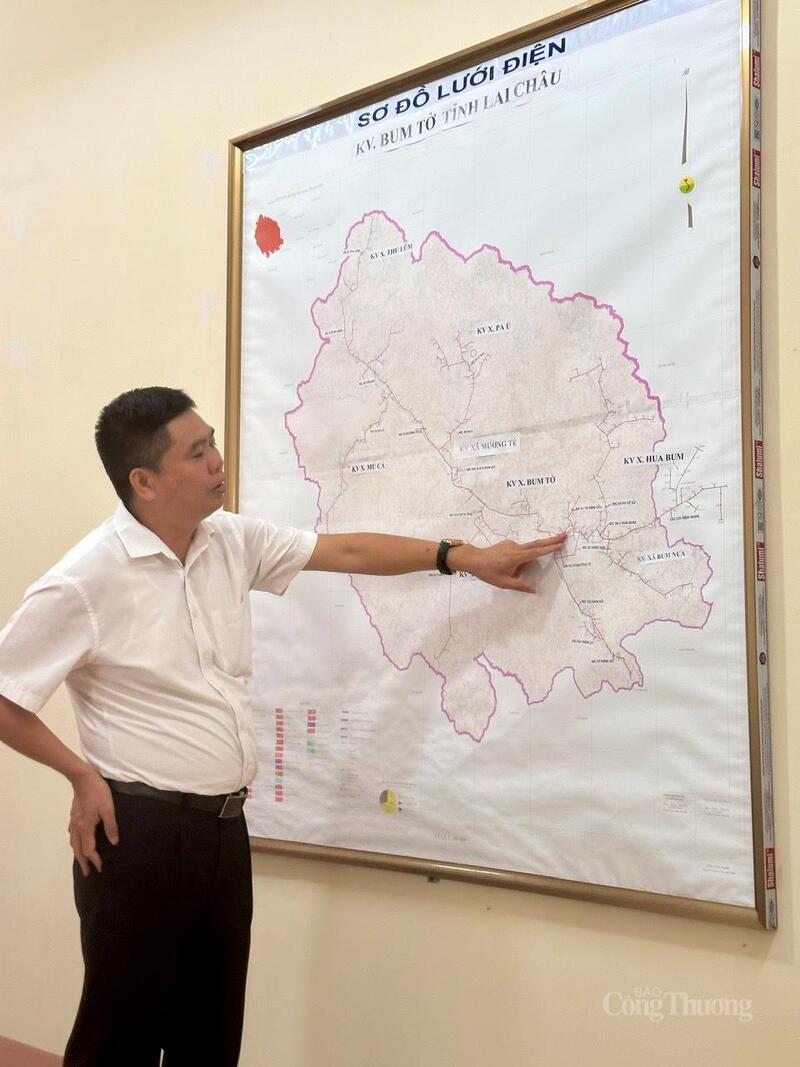 Đội trưởng Đội quản lý Điện lực khu vực Bum Tở - Phạm Chiến Thắng chia sẻ thông tin quản lý lưới điện.