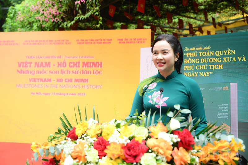 Giám đốc Khu Di tích Chủ tịch Hồ Chí Minh tại Phủ Chủ tịch Lê Thị Phượng phát biểu khai mạc.