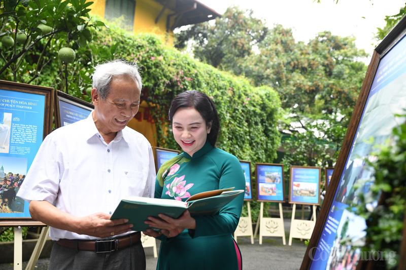 Trong khi đó, cuốn sách: "Phủ Toàn quyền Đông Dương xưa và Khu Phủ Chủ tịch ngày nay" sẽ giới thiệu đầy đủ về không gian, lịch sử, kiến trúc của Phủ Toàn quyền năm xưa và quá trình chuyển đổi cũng như giá trị đặc biệt của Khu Phủ Chủ tịch - nơi Chủ tịch Hồ Chí Minh đã sống và làm việc trong suốt 15 năm cuối đời (1954-1969). Từ một công trình kiến trúc thuộc địa - Phủ Toàn quyền Đông Dương giữa trung tâm Thủ đô Hà Nội, nơi này đã trở thành chứng nhân cho những biến chuyển lớn lao của lịch sử dân tộc, gắn liền với hành trình đấu tranh giành độc lập, xây dựng và bảo vệ Tổ quốc.