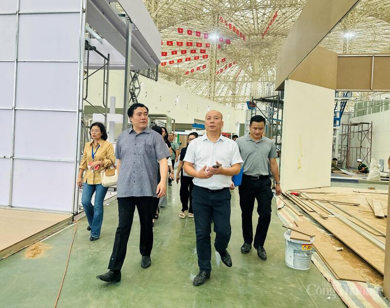 Cục trưởng Cục Xúc tiến thương mại báo cáo Thứ trưởng Nguyễn Sinh Nhật Tân về tiến độ thi công các gian hàng tại không gian "Khởi nghiệp kiến quốc"