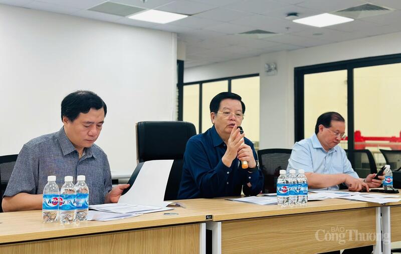 Sáng 16/8, Phó Thủ tướng Chính phủ Mai Văn Chính - Trưởng Ban Chỉ đạo Triển lãm thành tựu kinh tế - xã hội toàn quốc đã đi kiểm tra, đánh giá tiến độ thực hiện. Thứ trưởng Nguyễn Sinh Nhật Tân tham gia đoàn công tác.