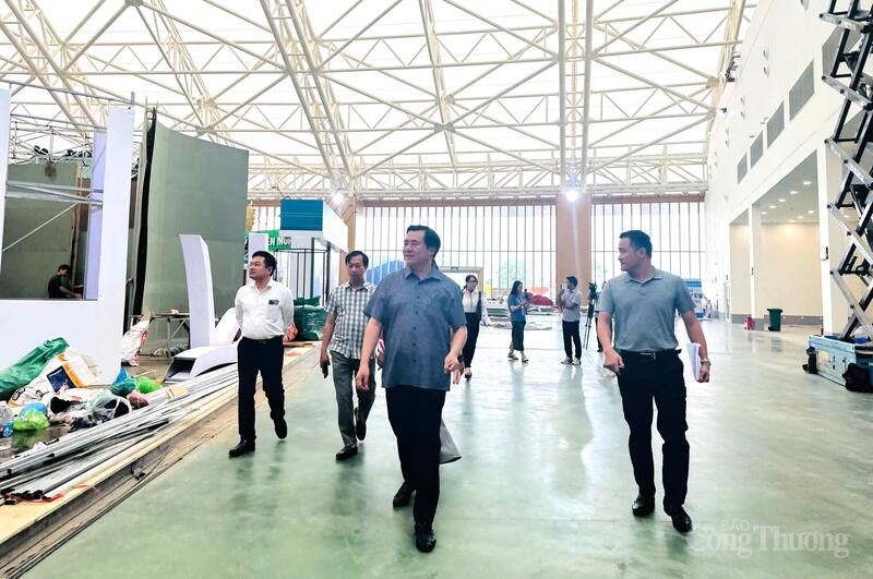 Thứ trưởng Nguyễn Sinh Nhật Tân kiểm tra, đánh giá tiến độ các gian hàng