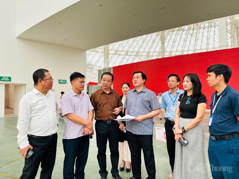 Thứ trưởng Nguyễn Sinh Nhật Tân kiểm tra và yêu cầu các đơn vị thi công đẩy nhanh tiến độ thi công để đảm bảo tiến độ