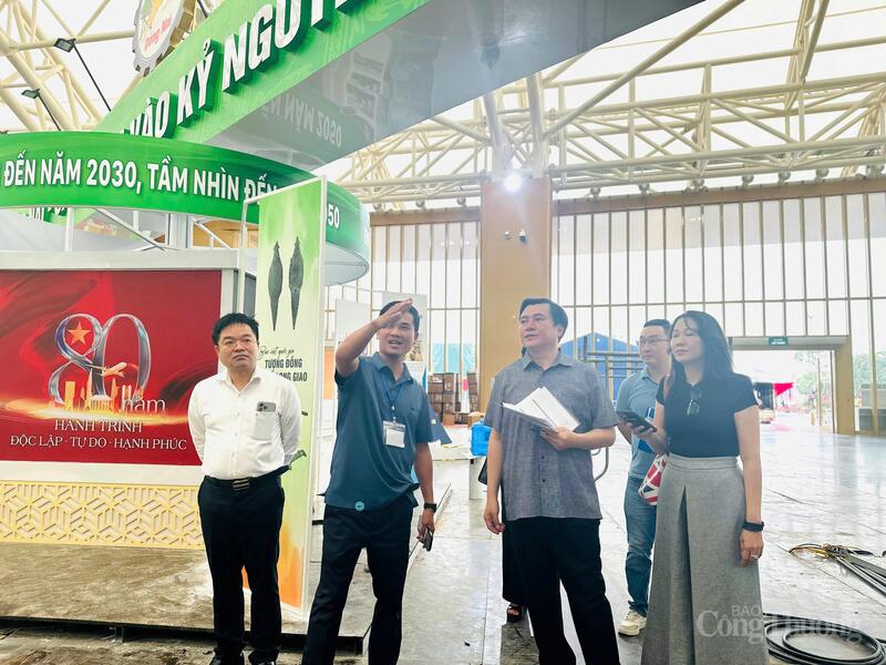 Các đơn vị báo cáo Thứ trưởng Nguyễn Sinh Nhật Tân về kết quả thi công gian hàng, chuẩn bị cho sự kiện triển lãm về thành tựu ngành Công Thương sắp diễn ra