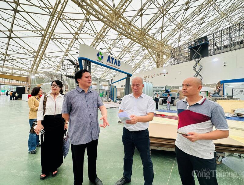 Thứ trưởng Nguyễn Sinh Nhật Tân yêu cầu Cục Xúc tiến thương mại tiếp tục đôn đốc các đơn vị, doanh nghiệp cập nhật, báo cáo tiến độ và đẩy nhanh tiến độ thi công.