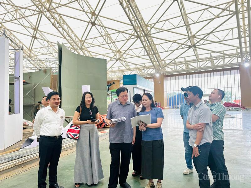 Thứ trưởng Nguyễn Sinh Nhật Tân nghe các đơn vị báo cáo tiến độ thi công tại không gian triển lãm thành tựu phát triển ngành Công Thương