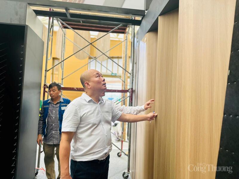 Cục trưởng Cục Xúc tiến thương mại Vũ Bá Phú đi từng gian hàng để kiểm tra tiến độ thi công của các doanh nghiệp tham gia triển lãm.