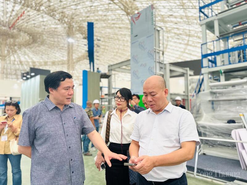 Thứ trưởng Nguyễn Sinh Nhật Tân kiểm tra, chỉ đạo đảm bảo tiến độ thi công các gian hàng tại không gian "Khởi nghiệp kiến quốc"