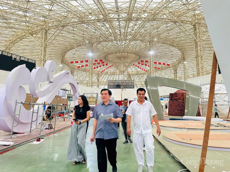Thứ trưởng Nguyễn Sinh Nhật Tân thăm, chấm điểm tại các gian hàng của các tỉnh thành khu vực phía Nam.