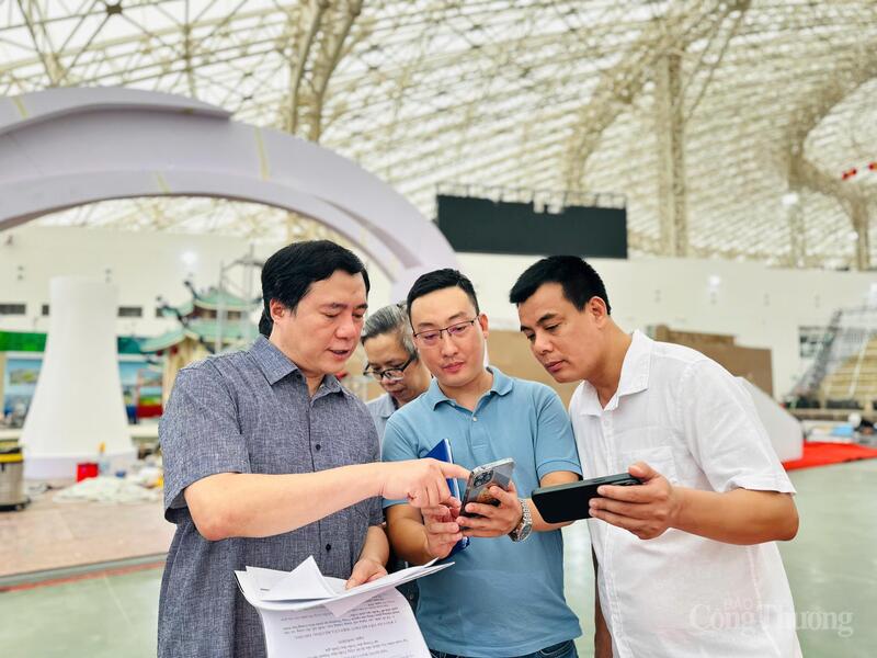 Thứ trưởng Nguyễn Sinh Nhật Tân trao đổi với các đơn vị tham gia triển lãm