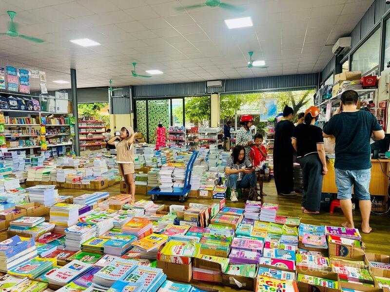 Chuẩn bị đầu năm học mới, thị trường sách giáo khoa, thiết bị trường học lại "nóng"