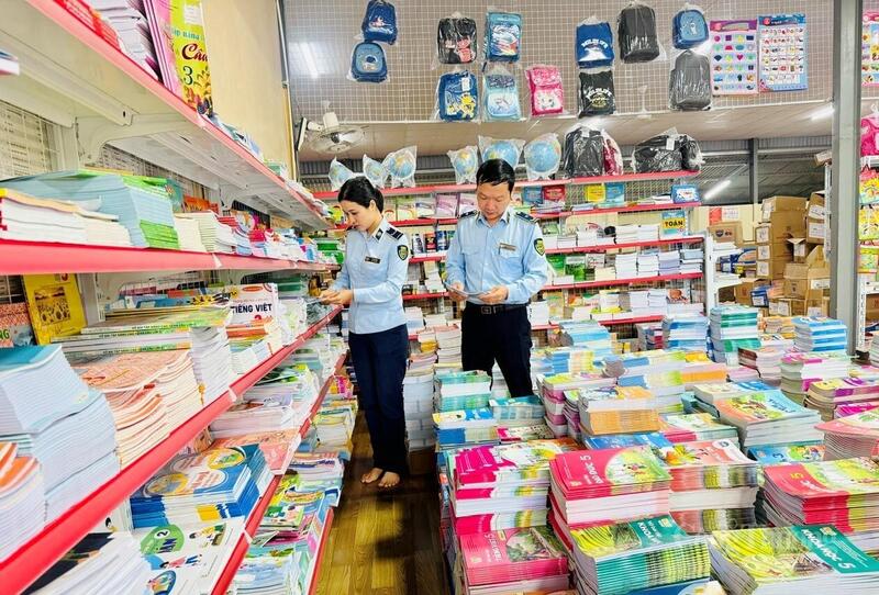 Cán bộ Quản lý thị trường Thanh Hóa tăng cường kiểm tra, giám sát mặt hàng sách giáo khoa