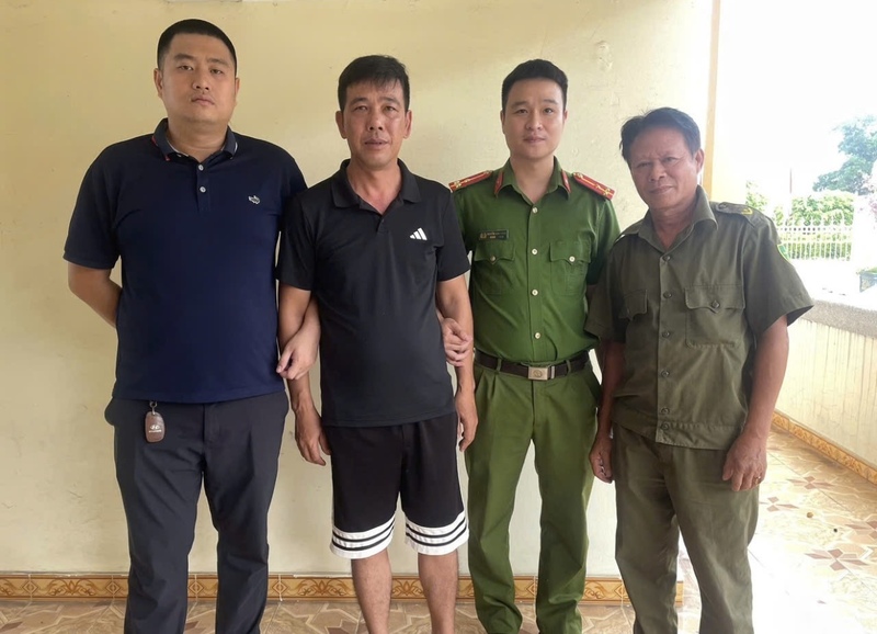 Đối tượng truy nã Phạm Văn Hòa (thứ hai, từ trái sang). Ảnh: Công an tỉnh Quảng Ninh