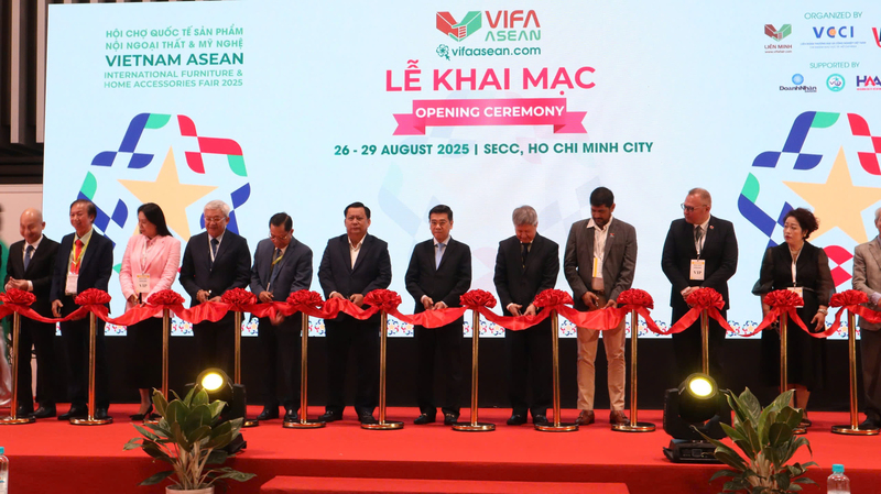 Đại biểu thực hiện nghi thức cắt băng khai mạc VIFA ASEAN 2025. Ảnh: Minh Khuê.