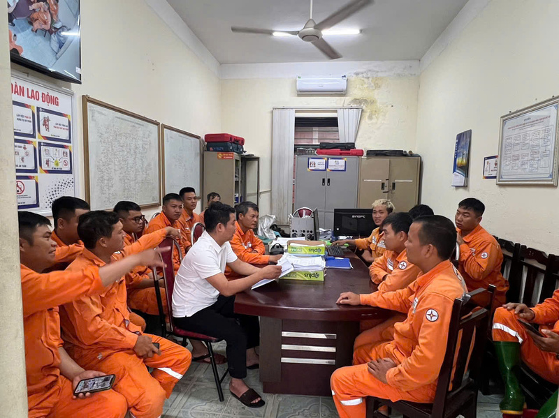 Ngay sau khi nhận lệnh từ EVNNPC, 22h30 ngày 25.8.2025 Công ty Điện lực Phú Thọ đã khẩn trương điều động nhân lực, vật tư để chuẩn bị lên đường hỗ trợ khắc phục thiệt hại sau bão số 5 tại Nghệ An. Đội gồm 48 thành viên là cán bộ công nhân viên trẻ, khoẻ, có nhiều kinh nghiệm đặc biệt vừa tham gia hỗ trợ xây dựng đường dây 500kV mạch 3 và hỗ trợ khắc phục hậu quả bão số 3 (Yagi) tại Quảng Ninh vào năm 2024.Đến nay đoàn đã chuẩn bị đầy đủ phương tiện, xe cẩu, công cụ, dụng cụ phục vụ thi công...để chủ động làm việc độc lập, sẵn sàng lên đường hỗ trợ đơn vị bạn khắc phục sự cố lưới điện bị ảnh hưởng do cơn bão số 5 (Kajiki).