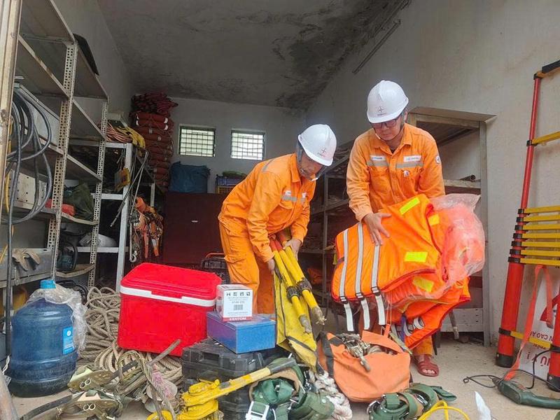 Sáng 26/8, Công ty Điện lực Sơn La đã huy động và thành lập Đội xung kích do ông Nguyễn Văn Thắng - Phó Giám đốc Công ty làm Trưởng đoàn. Ngay trong buổi sáng, đoàn công tác gồm những cán bộ, công nhân có kinh nghiệm, được trang bị đầy đủ phương tiện, thiết bị đã lên đường đến các địa phương bị ảnh hưởng để phối hợp cùng Công ty Điện lực Nghệ An khẩn trương khắc phục sự cố.