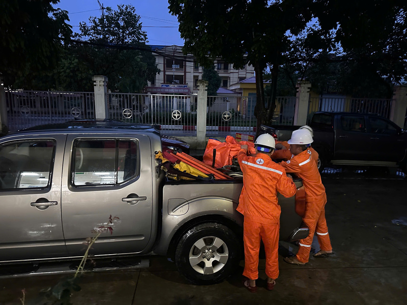 Đội xung kích Công ty Điện lực Ninh Bình xuất phát lên đường hỗ trợ khắc phục thiệt hại sau bão số 5 tại Nghệ An. Đội Xung kích gồm 20 thành viên với đầy đủ phương tiện, xe cẩu, công cụ, dụng cụ phục vụ thi công...để chủ động làm việc độc lập. Đây là đội quân tinh nhuệ đã có kinh nghiệm tham gia hỗ trợ xây dựng đường dây 500kV mạch 3 và hỗ trợ khắc phục hậu quả bão số 3 (Yagi) tại Quảng Ninh vào năm 2024.