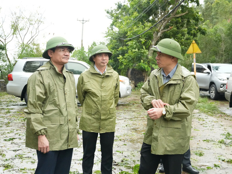 Tổng giám đốc EVNNPC Nguyễn Đức Thiện kiểm tra, nghe báo cáo tại hiện trường