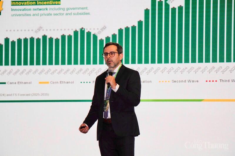 Ông Daniel Costa Lopes (Fueling Sustainability - Đại diện từ phía Brazil) chia sẻ về việc phát triển ethanol từ ngô vụ thứ 2. Ảnh: Phương Cúc