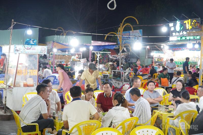 Có nguồn điện lưới, việc kinh doanh của các tiểu thương, nhà hàng, khách sạn ở Côn Đảo được thuận lợi, chất lượng phục vụ tốt hơn. Ảnh: Nguyễn Ngọc