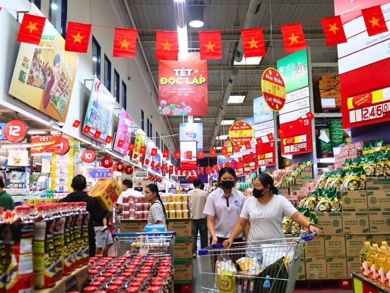 MM Mega Market An Phú trang hoàng rực rỡ hình ảnh Quốc kỳ (Ảnh: Phương Giang)