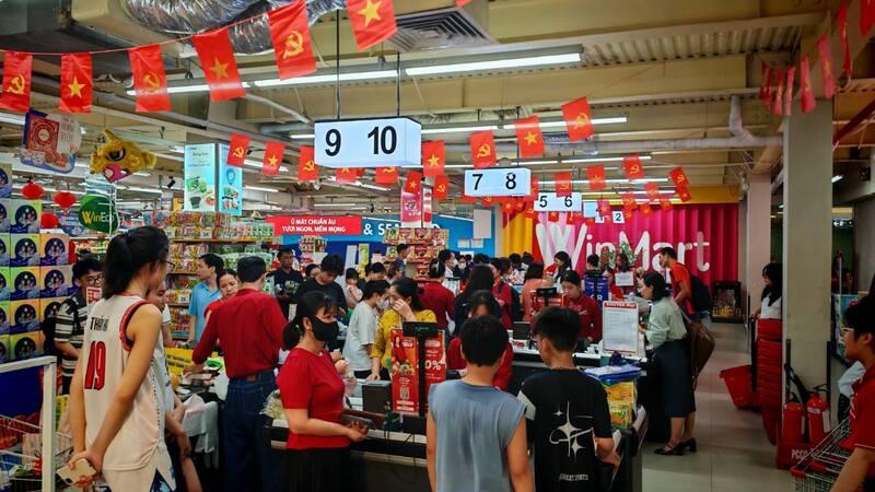 Tấp nập khách hàng mua sắm khi sắp đến dịp nghỉ lễ 2/9 tại siêu thị WinMart (Ảnh: Kim Ngân)