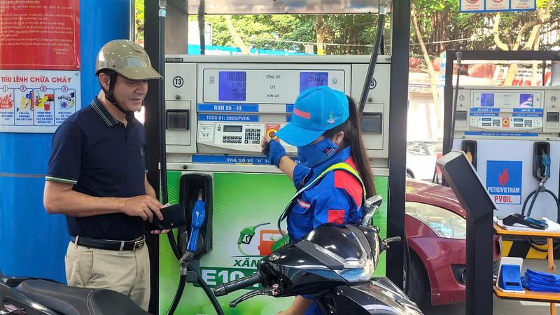 Người tiêu dùng Hà Nội sẵn sàng tiêu dùng xăng E10 chung tay bảo vệ môi trường. Ảnh: Lê Thúy
