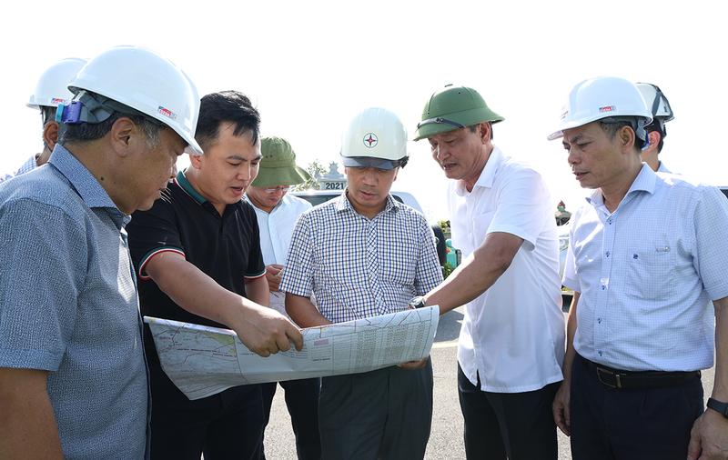 Chủ tịch HĐTV EVNNPT Nguyễn Tuấn Tùng (giữa) nghe báo cáo tiến độ dự án