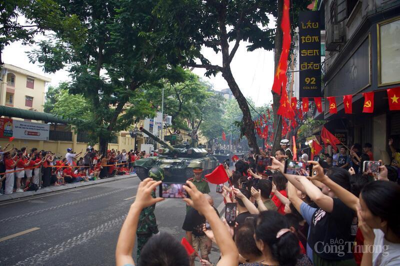 UBND TP Hà Nội yêu cầu các sở, ngành, địa phương siết chặt quản lý, ngăn chặn thả diều, bóng bay, flycam trái phép để bảo đảm an toàn bay dịp Quốc khánh.