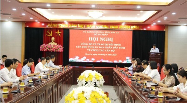 Hội nghị công bố và trao quyết định của Chủ tịch UBND tỉnh về công tác cán bộ (Ảnh: Báo Sơn La)