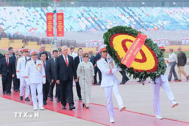 Chủ tịch nước Cộng hòa Cuba và Phu nhân đến đặt vòng hoa và vào Lăng viếng Chủ tịch Hồ Chí Minh. Ảnh: TTXVN
