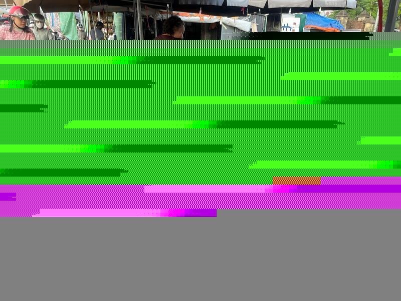 Cửa hàng hoa quả chợ Minh Khai tấp nập từ sáng sớm.