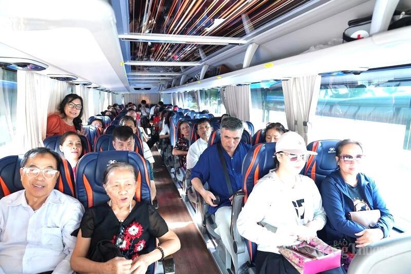 Người dân TP. Hải Phòng trên những chuyến xe miễn phí tham quan triển lãm thành tựu đất nước 80 năm Quốc khánh