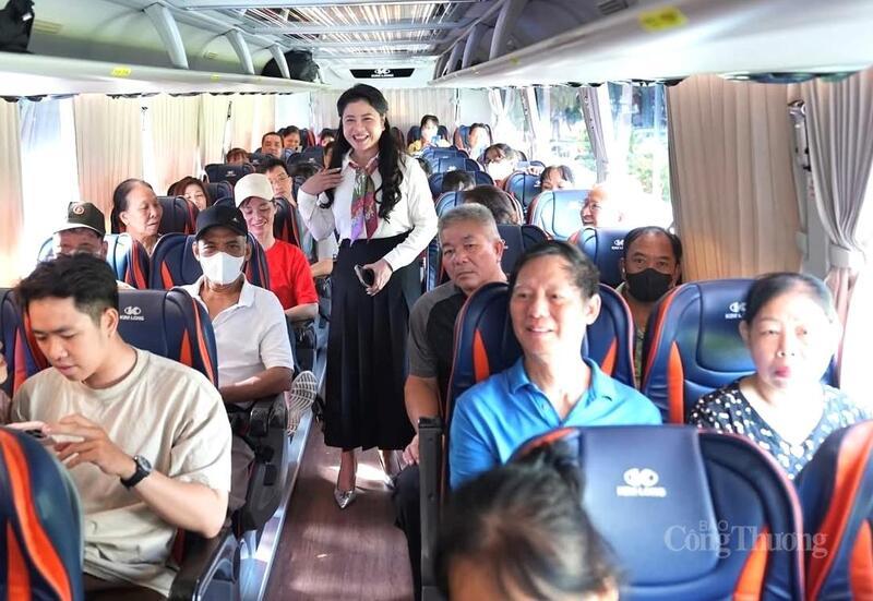 Lãnh đạo Sở Văn hóa, Thể thao và Du lịch Hải Phòng chung vui cùng nhân dân trên chuyến xe hướng về triển lãm 80 năm độc lập