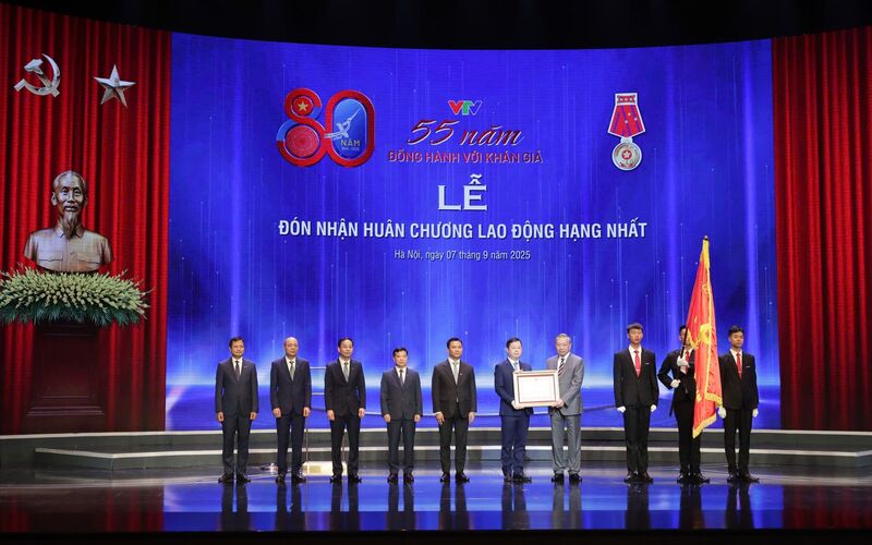 Tổng Bí thư Tô Lâm trao Huân chương Lao động hạng Nhất cho Đài Truyền hình Việt Nam. Ảnh: VTV