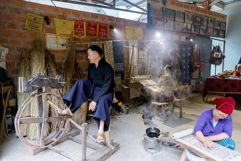 Các họa tiết, hoa văn trang trí trên các sản phẩm của HTX đều được các thành viên vẽ bằng sáp ong và thêu tay