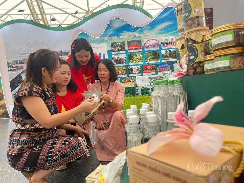 Nông sản vùng sâu, vùng xa hấp dẫn người dân và du khách.