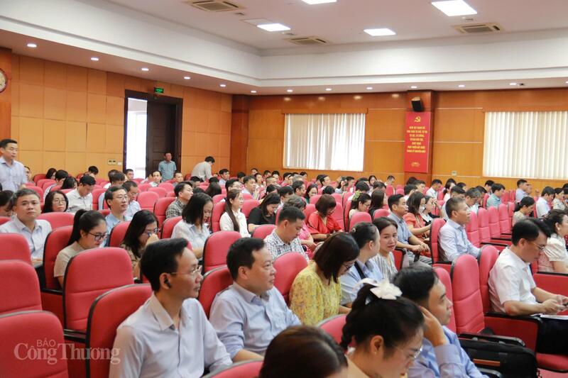 Các đại biểu tham dự hội nghị.