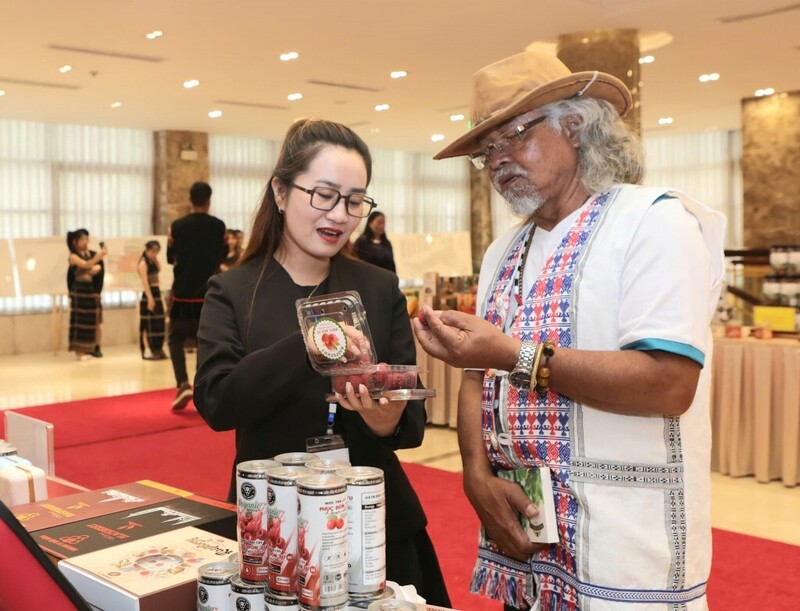 Bà Trịnh Thị Thu Hường, Giám đốc sản xuất LanbianVF Dâu Rừng tham gia hoạt động giới thiệu sản phẩm vùng cao Lâm Đồng tại Hà Nội. Ảnh minh họa