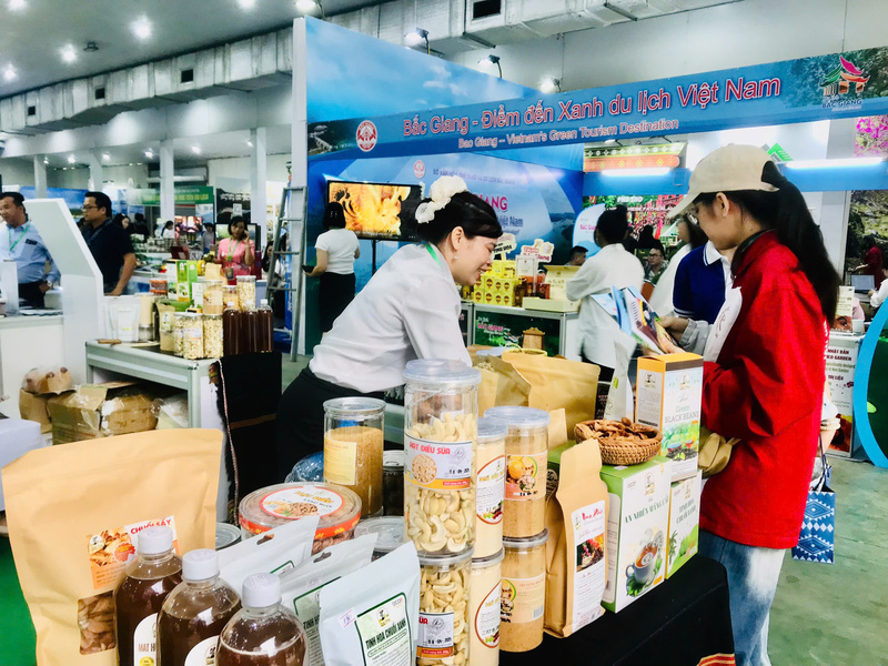 Các sản phẩm vùng cao thường xuyên xuất hiện tại các hội chợ xúc tiến thương mại, thu hút sự quan tâm của người tiêu dùng. Ảnh: Hoa Quỳnh