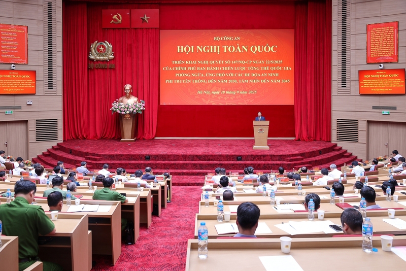 Thủ tướng nhấn mạnh các quan điểm xuyên suốt: Lấy phòng ngừa là chính, cơ bản, chiến lược, lâu dài, quyết định, bền vững, ứng phó phải cấp bách, nhanh chóng, kịp thời, hiệu quả, cả đột xuất và thường xuyên. Ảnh: VGP/Nhật Bắc