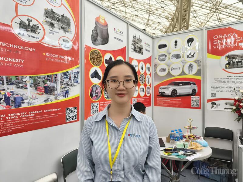 Chị Tô Thị Hồng Lĩnh chia sẻ với phóng viên tại triển lãm. Ảnh: Nguyễn Hoà