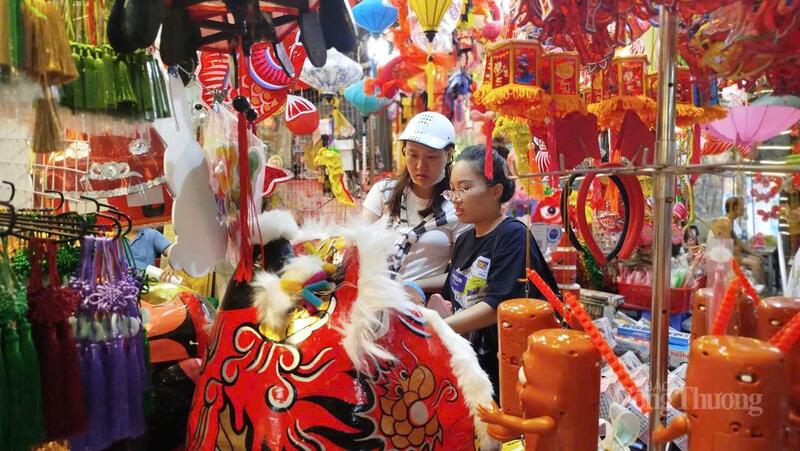 Khu vực bán đồ chơi truyền thông luôn hút khách.