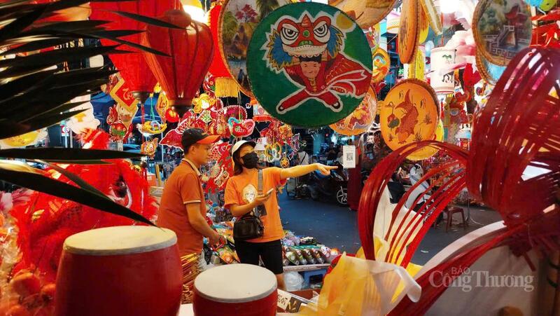 Các đồ chơi được in trên những chiếc mẹt làm bằng tre, nứa.