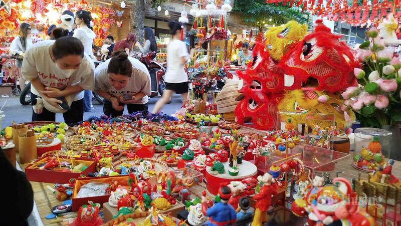 Điểm giới thiệu, kinh doanh tò he truyền thống của Làng nghề tò he Xuân La (xã Phượng Dực, TP. Hà Nội) được nhiều người quan tâm, khám phá.