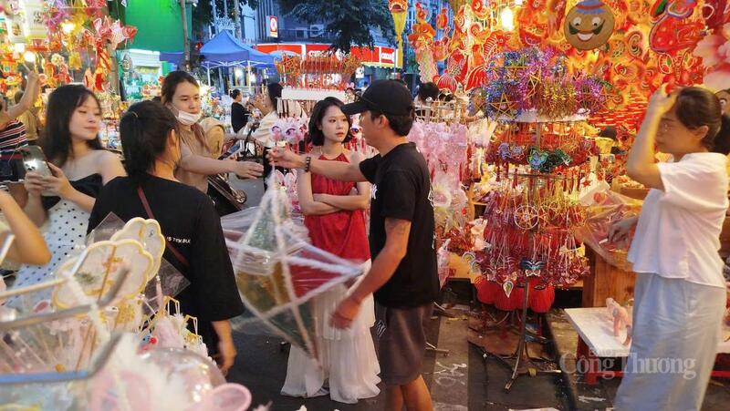 Đèn lồng truyền thống của người Việt được nhiều khách hàng lựa chọn mua thay vì đồ chơi điện tử.