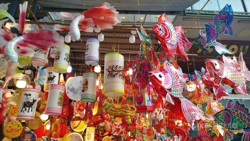 Các lại đồ chơi các chép, đèn lồng.